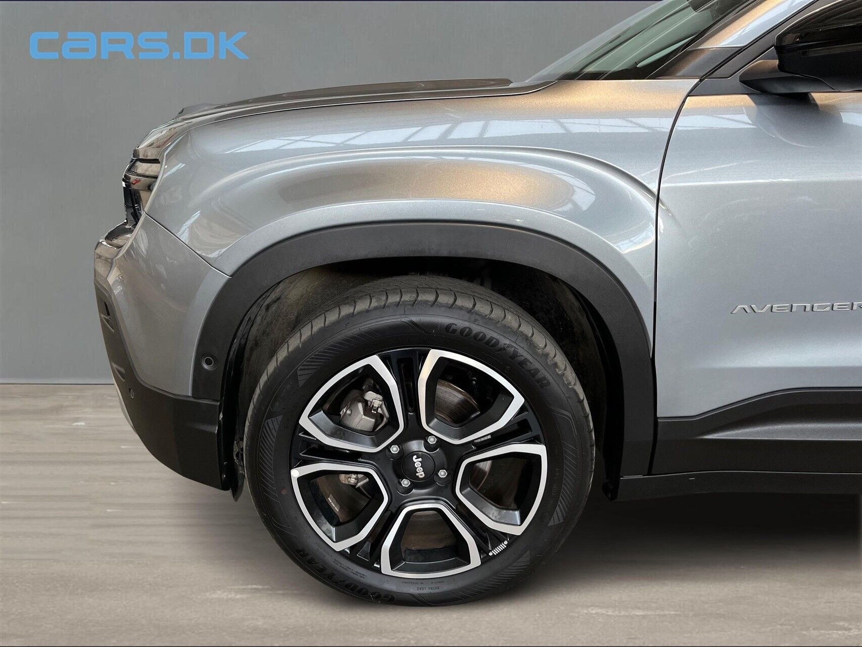 Grå Jeep Avenger fra 2025
