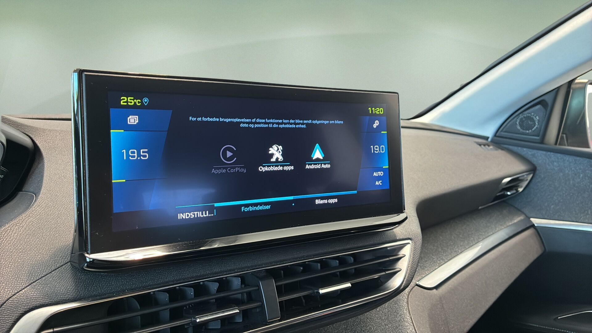 Rød Peugeot 3008 fra 2021