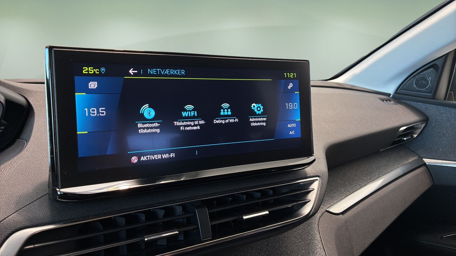 Rød Peugeot 3008 fra 2021