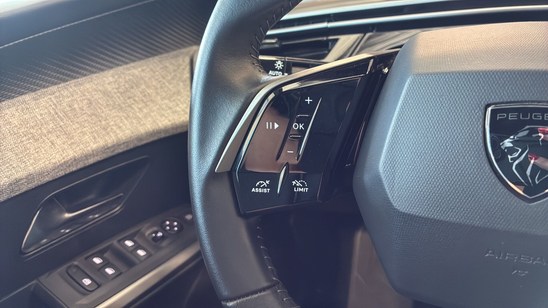 Blå Peugeot e-3008 fra 2025