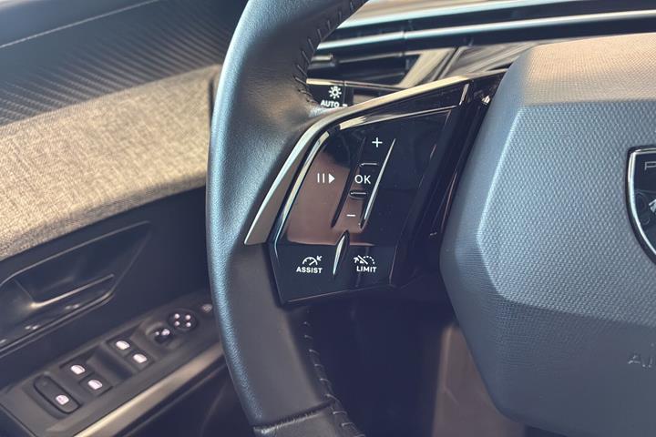 Blå Peugeot e-3008 fra 2025