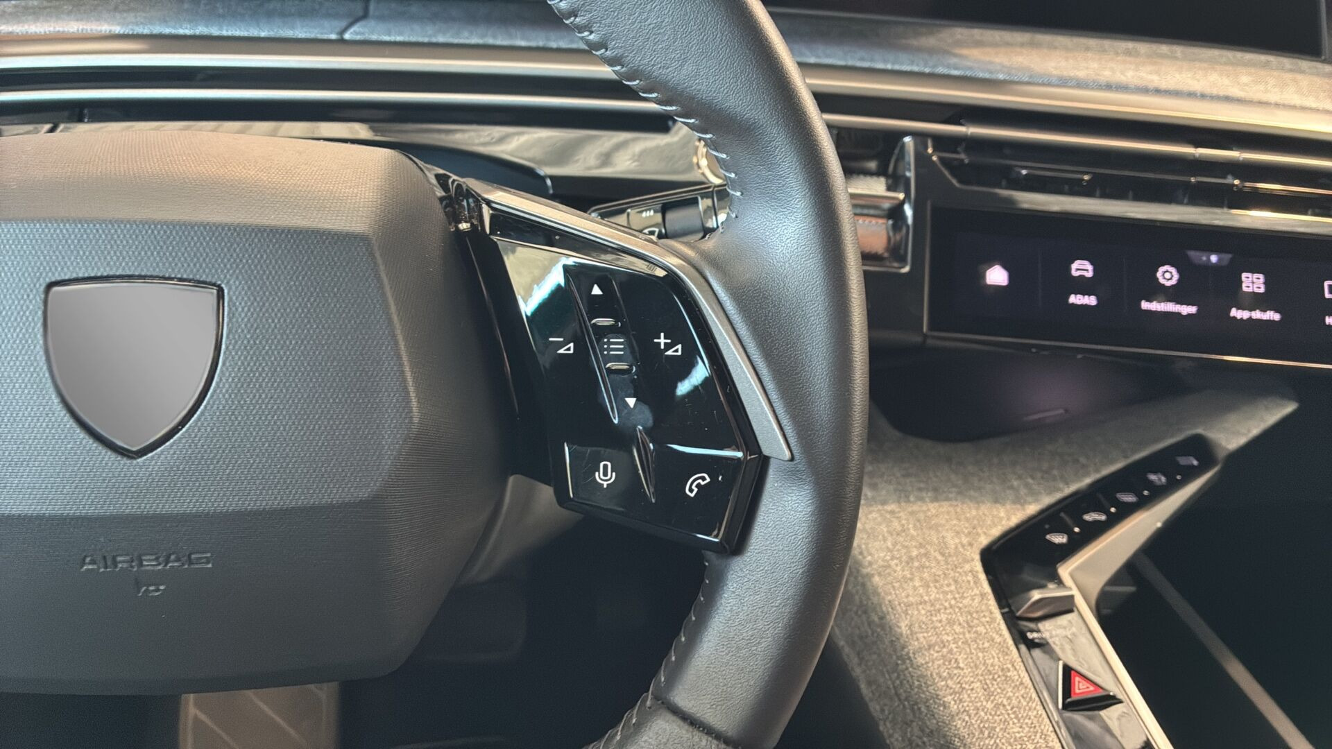 Blå Peugeot e-3008 fra 2025