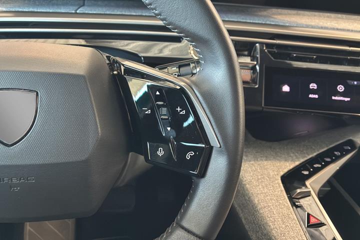 Blå Peugeot e-3008 fra 2025