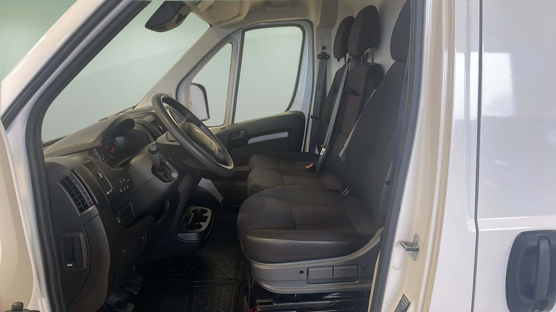 Hvid Peugeot Boxer fra 2024