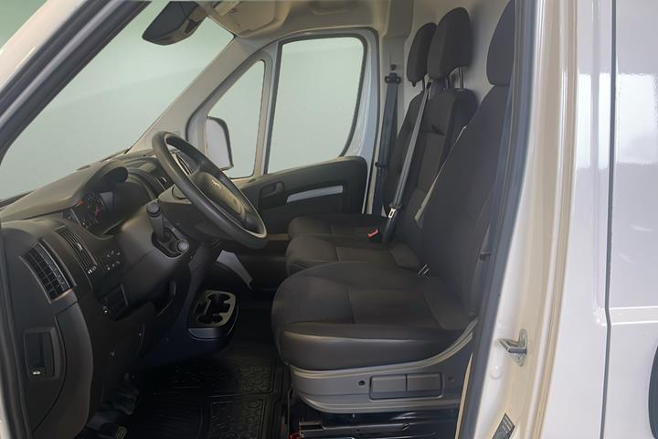 Hvid Peugeot Boxer fra 2024