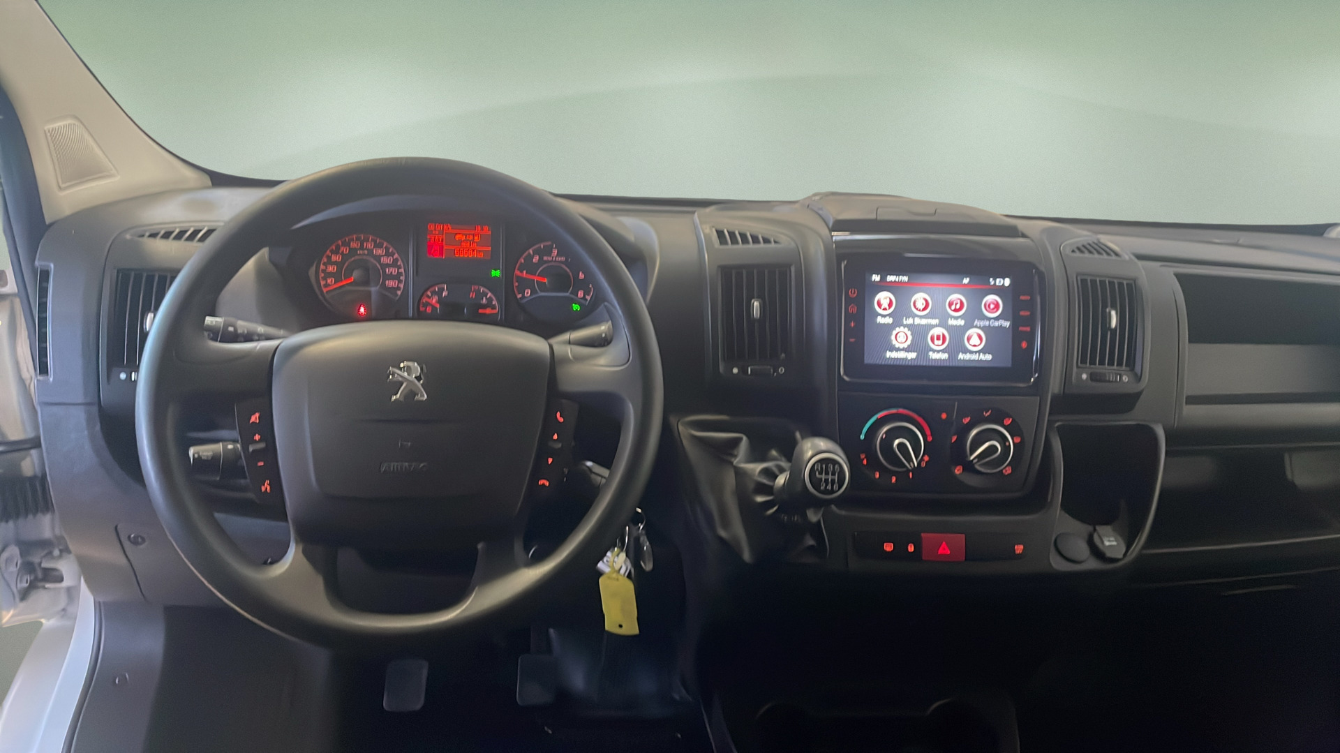 Hvid Peugeot Boxer fra 2024