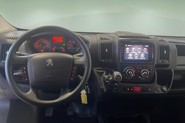 Hvid Peugeot Boxer fra 2024