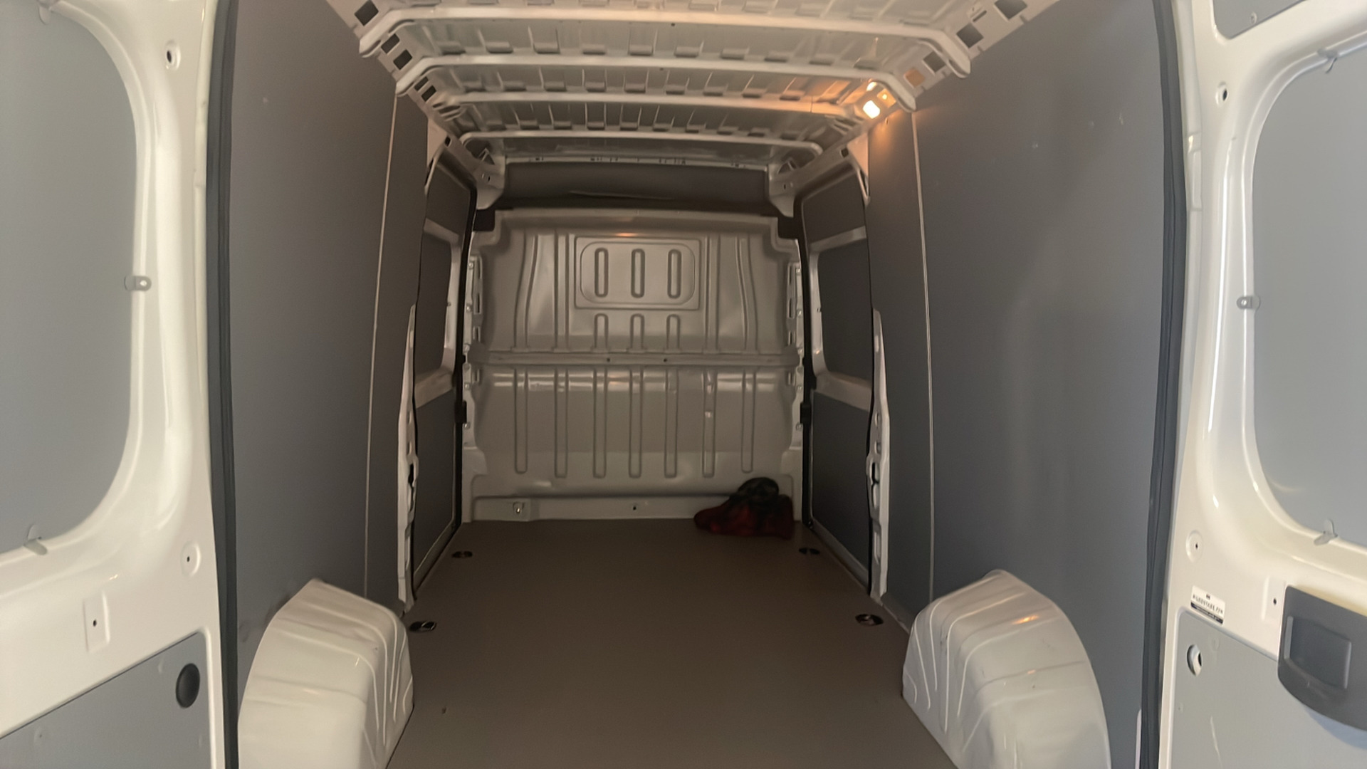 Hvid Peugeot Boxer fra 2024