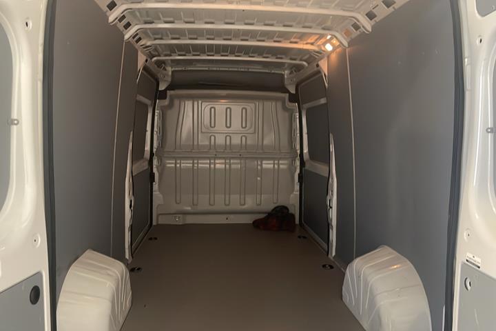 Hvid Peugeot Boxer fra 2024