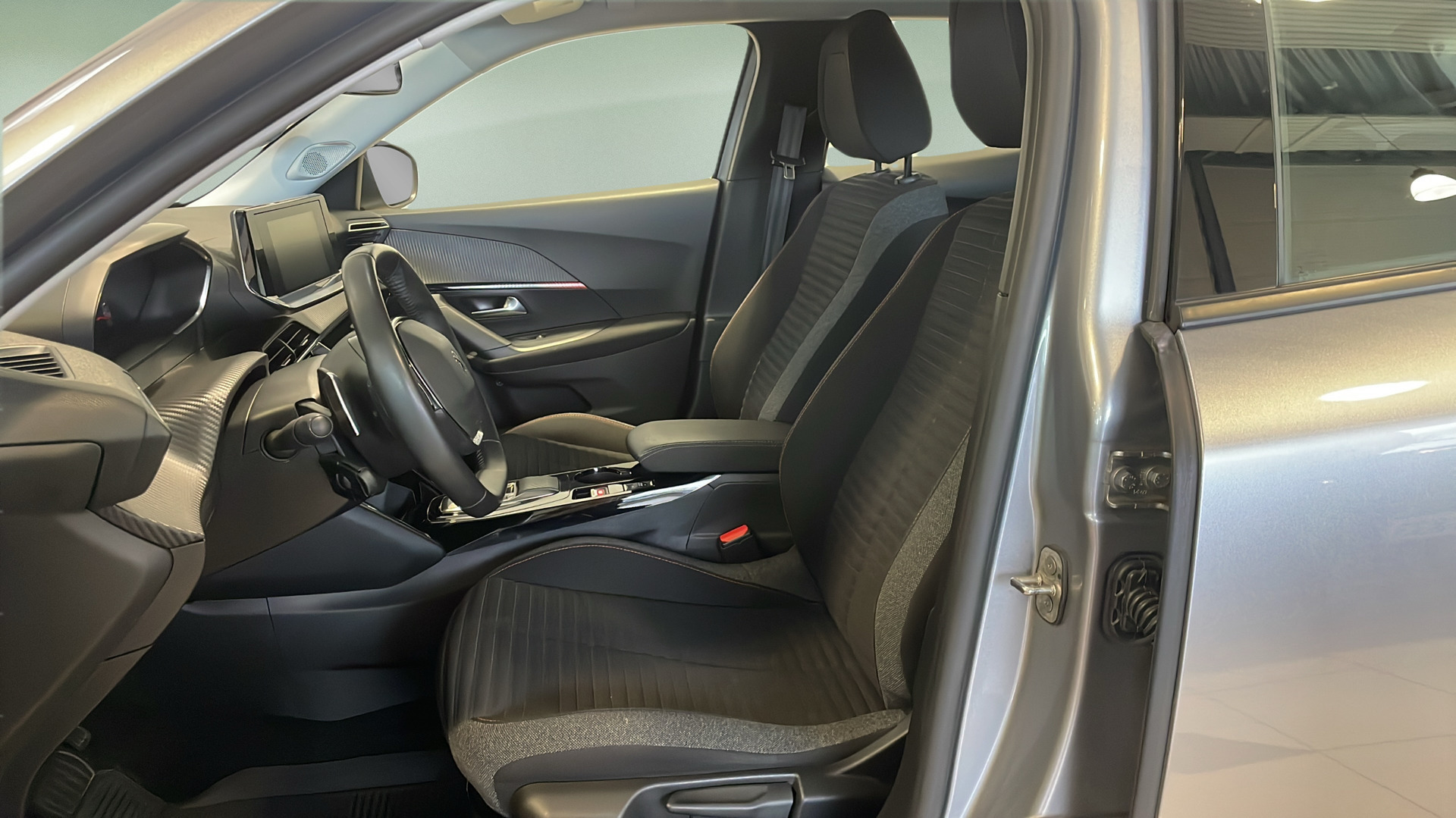 Sølv Peugeot 2008 fra 2022