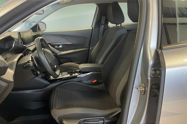 Sølv Peugeot 2008 fra 2022