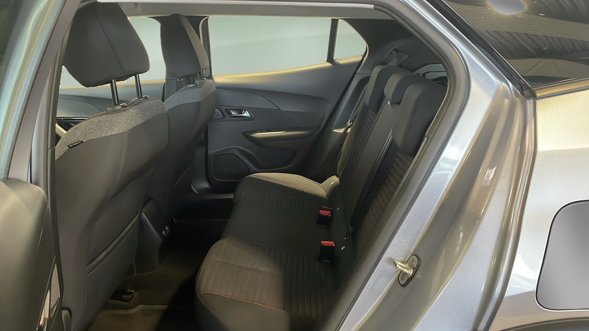 Sølv Peugeot 2008 fra 2022
