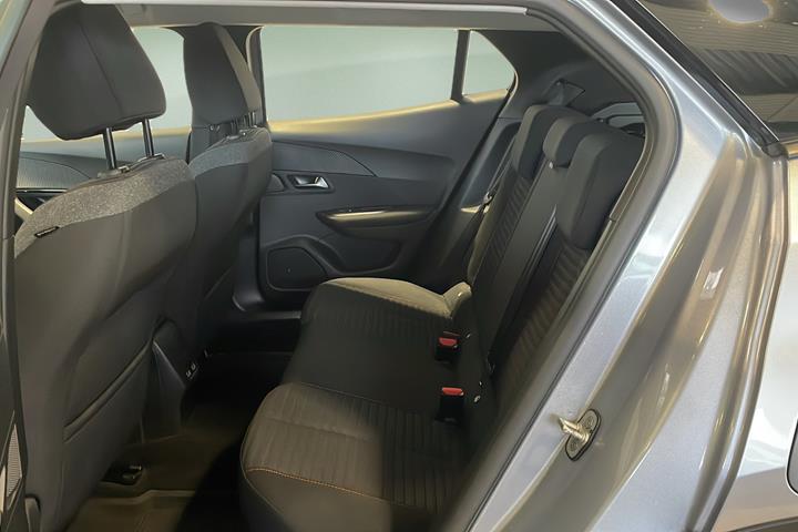 Sølv Peugeot 2008 fra 2022