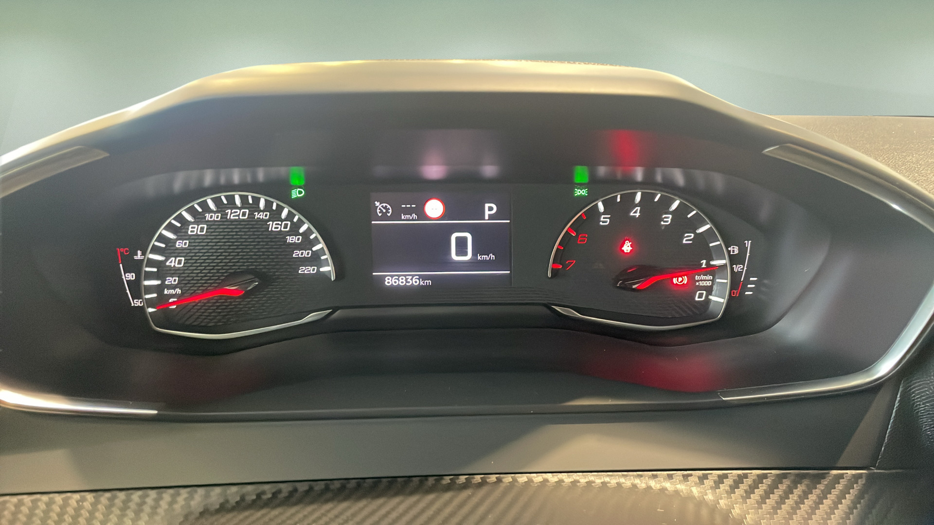 Sølv Peugeot 2008 fra 2022