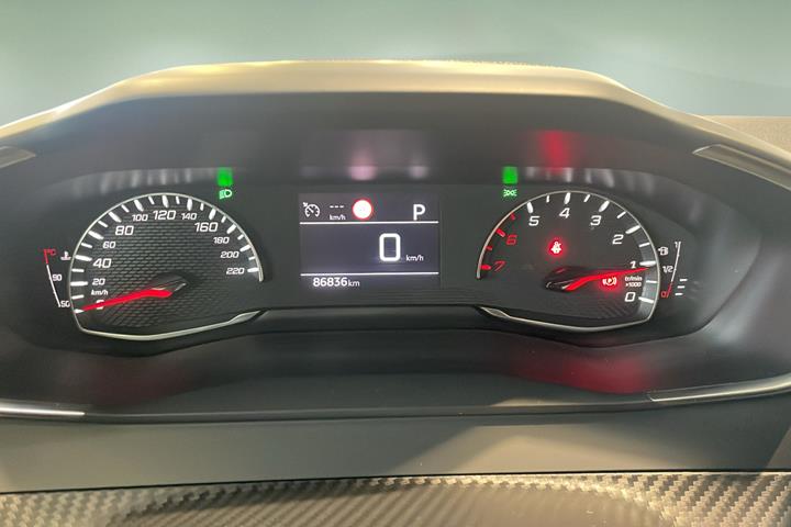 Sølv Peugeot 2008 fra 2022