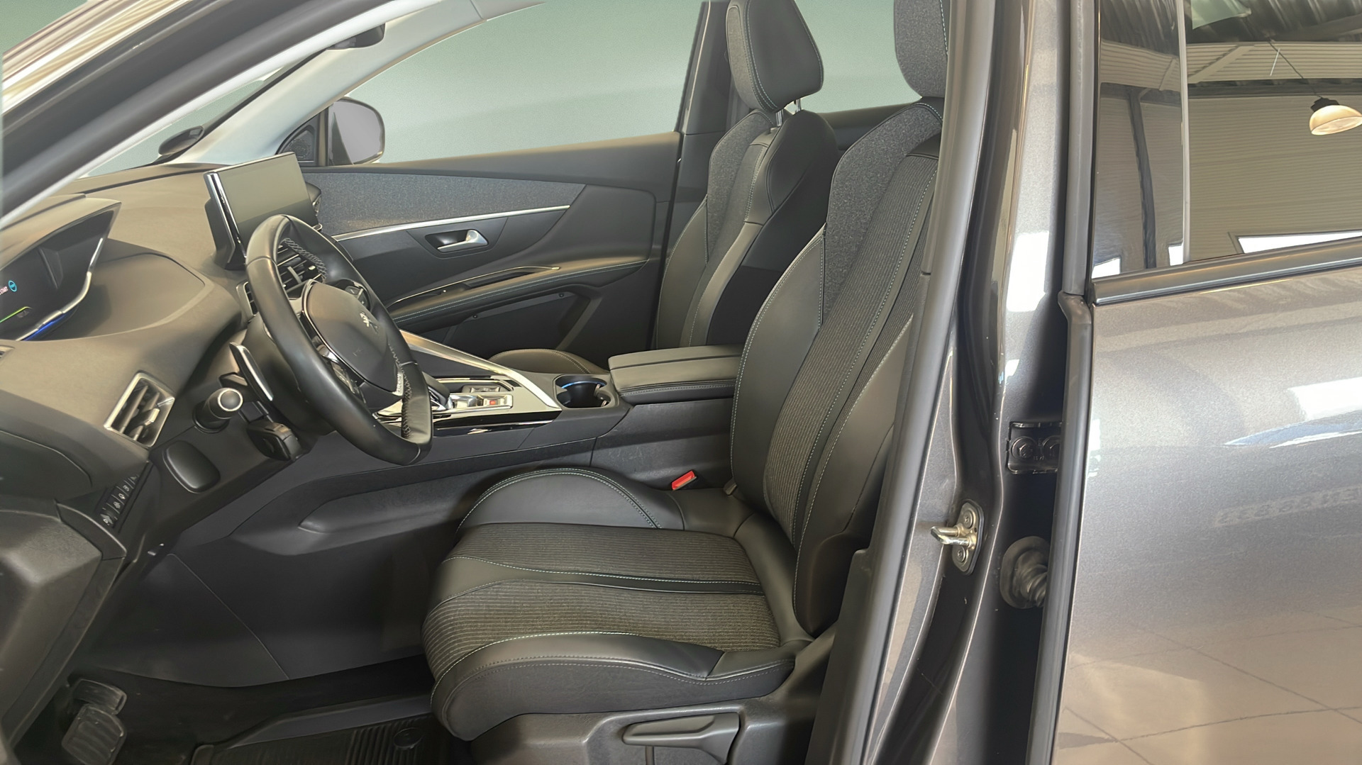 Grå Peugeot 3008 fra 2021