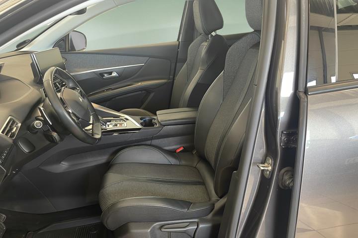 Grå Peugeot 3008 fra 2021