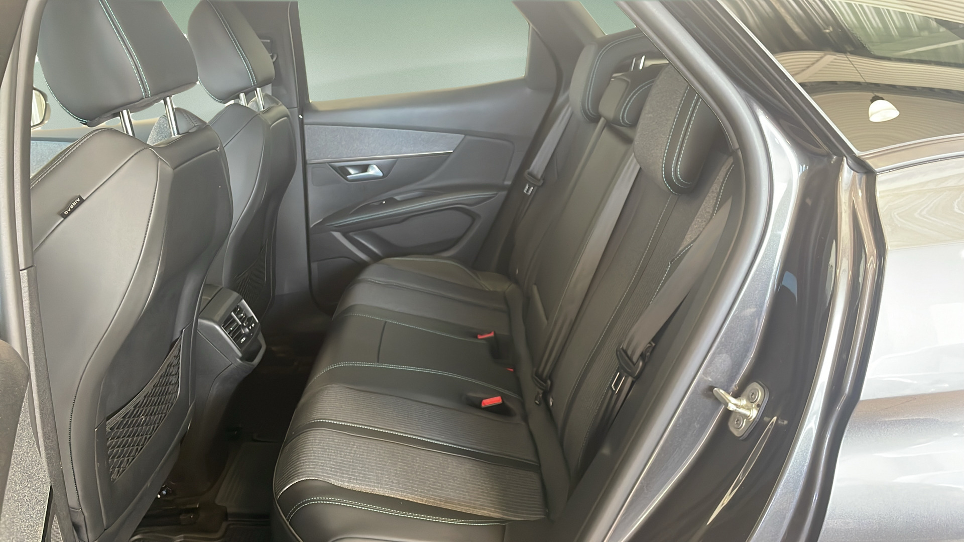 Grå Peugeot 3008 fra 2021