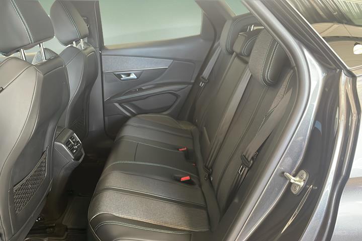 Grå Peugeot 3008 fra 2021