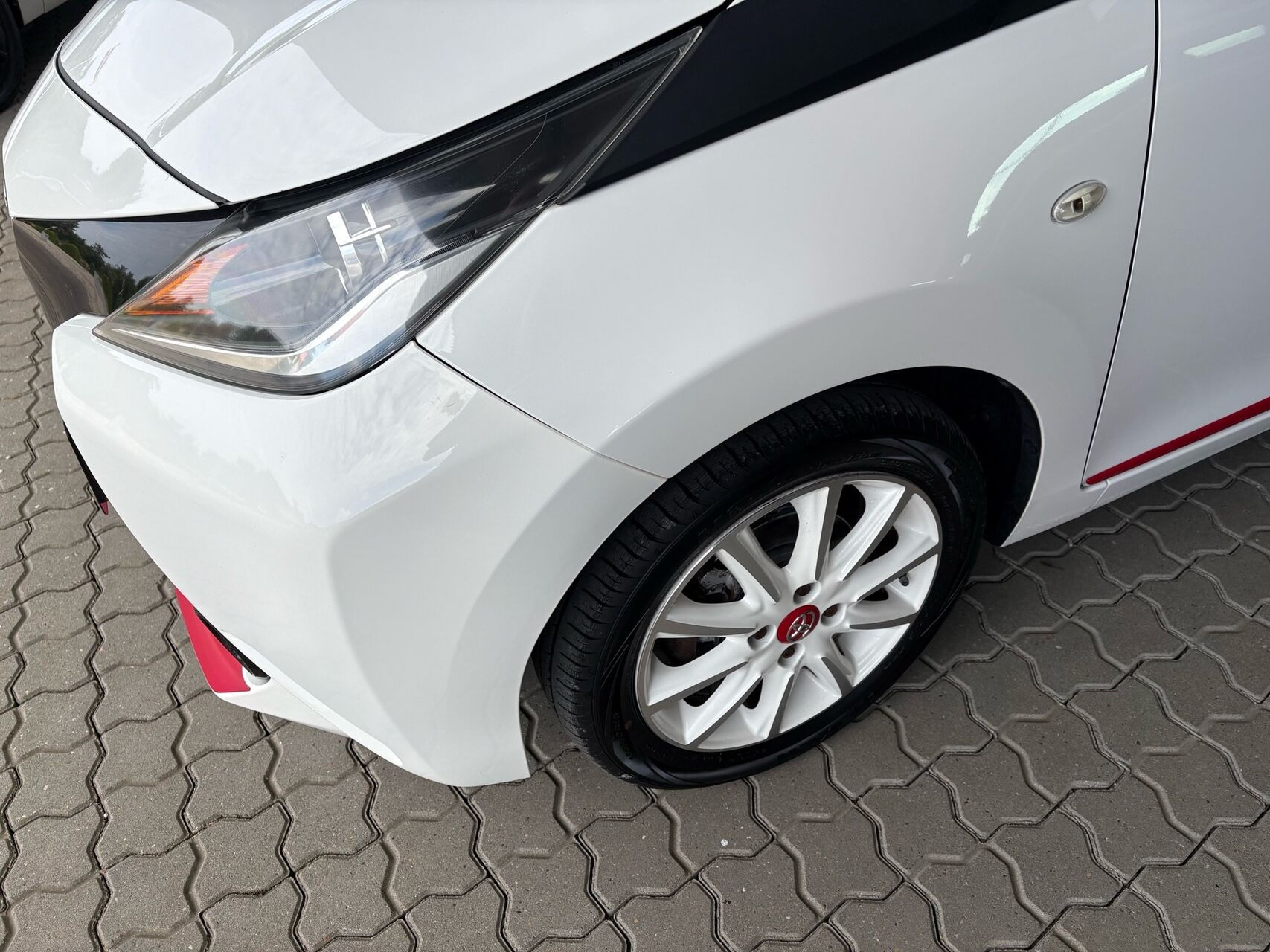 Hvid Toyota Aygo fra 2014