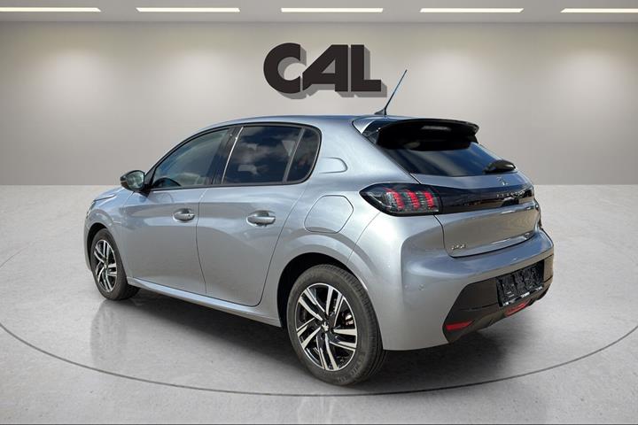 Sølv Peugeot 208 fra 2023