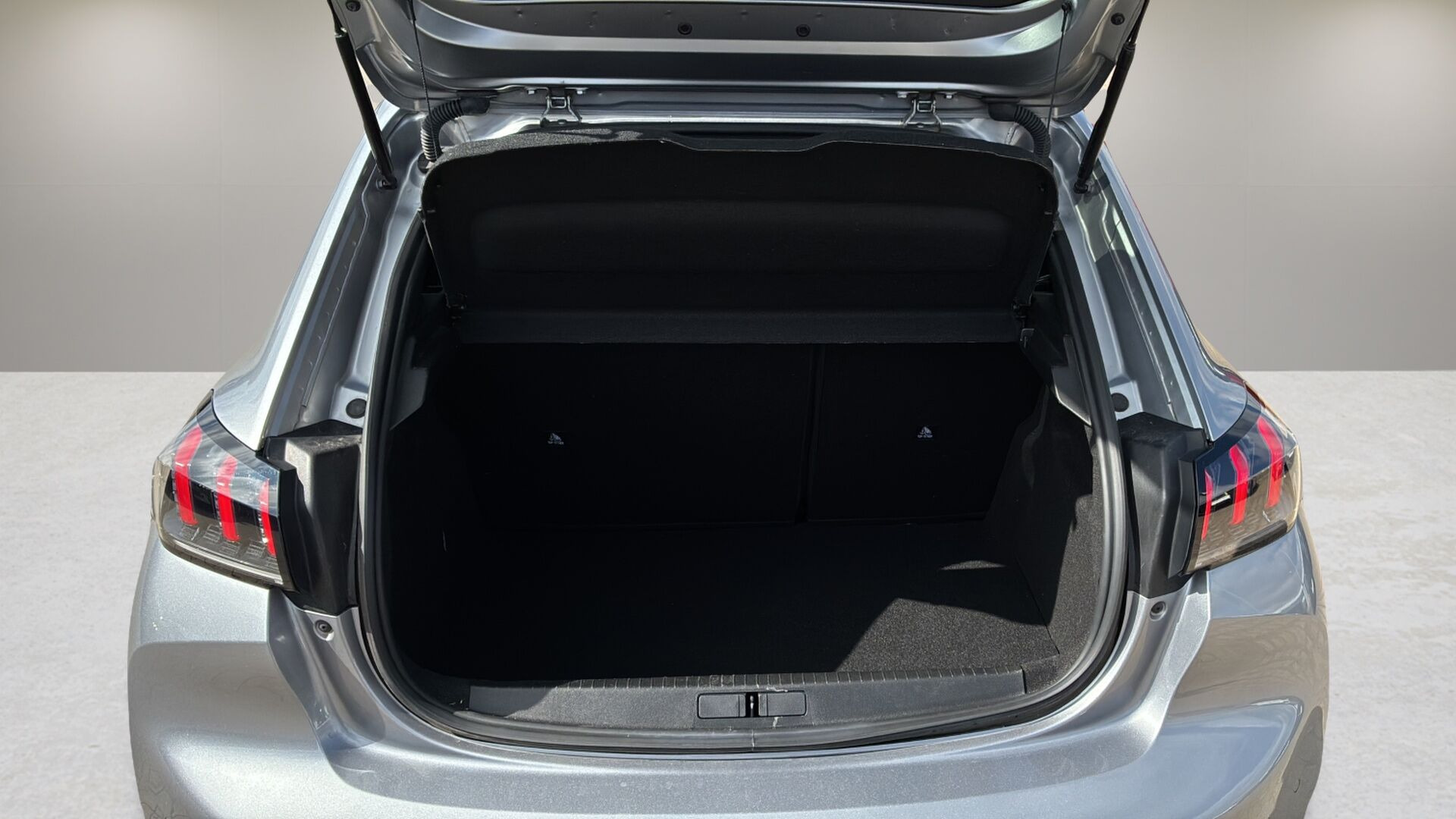 Sølv Peugeot 208 fra 2023