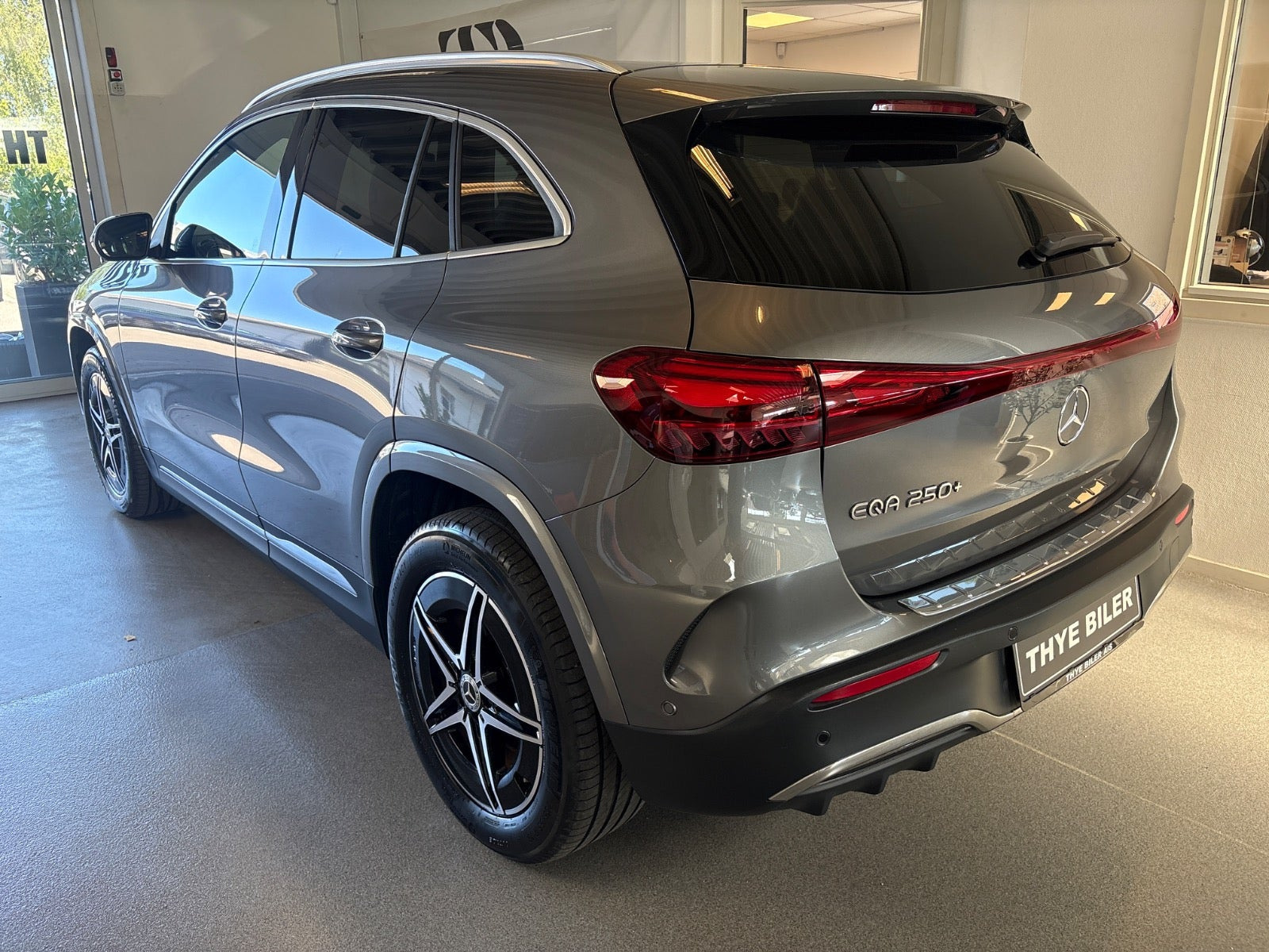 Grå Mercedes EQA250+ fra 2025