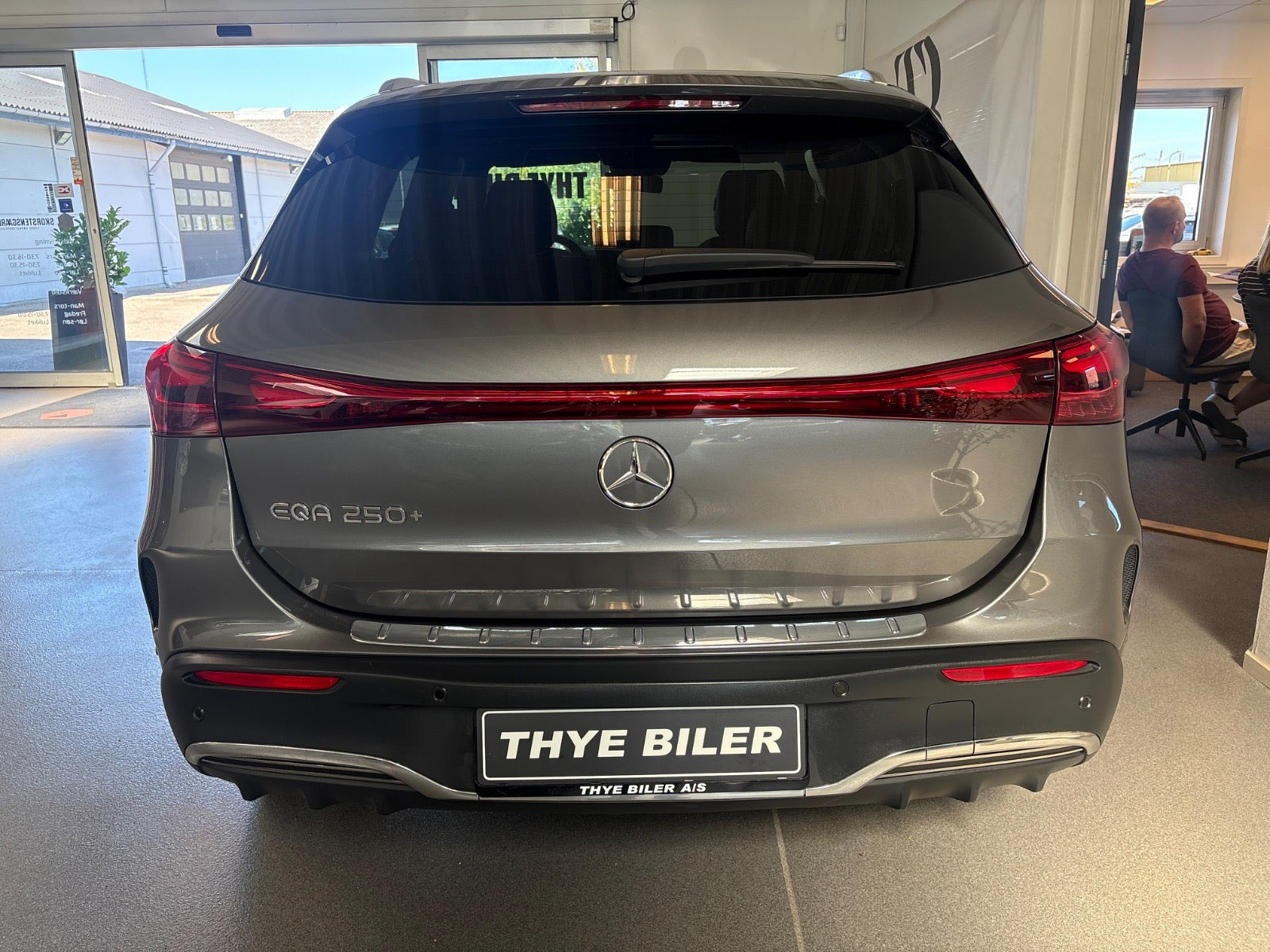 Grå Mercedes EQA250+ fra 2025