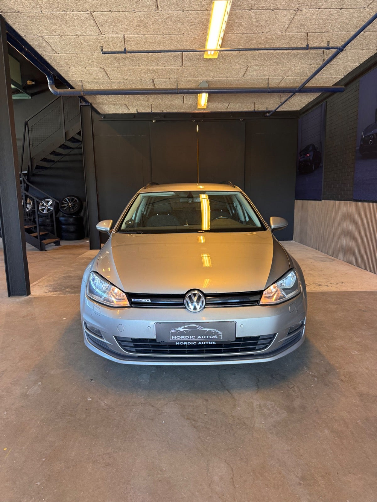 Grå VW Golf VII fra 2015