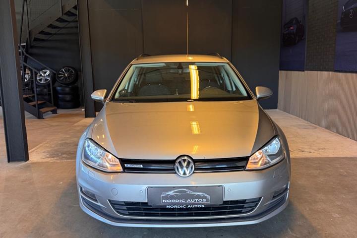 Grå VW Golf VII fra 2015
