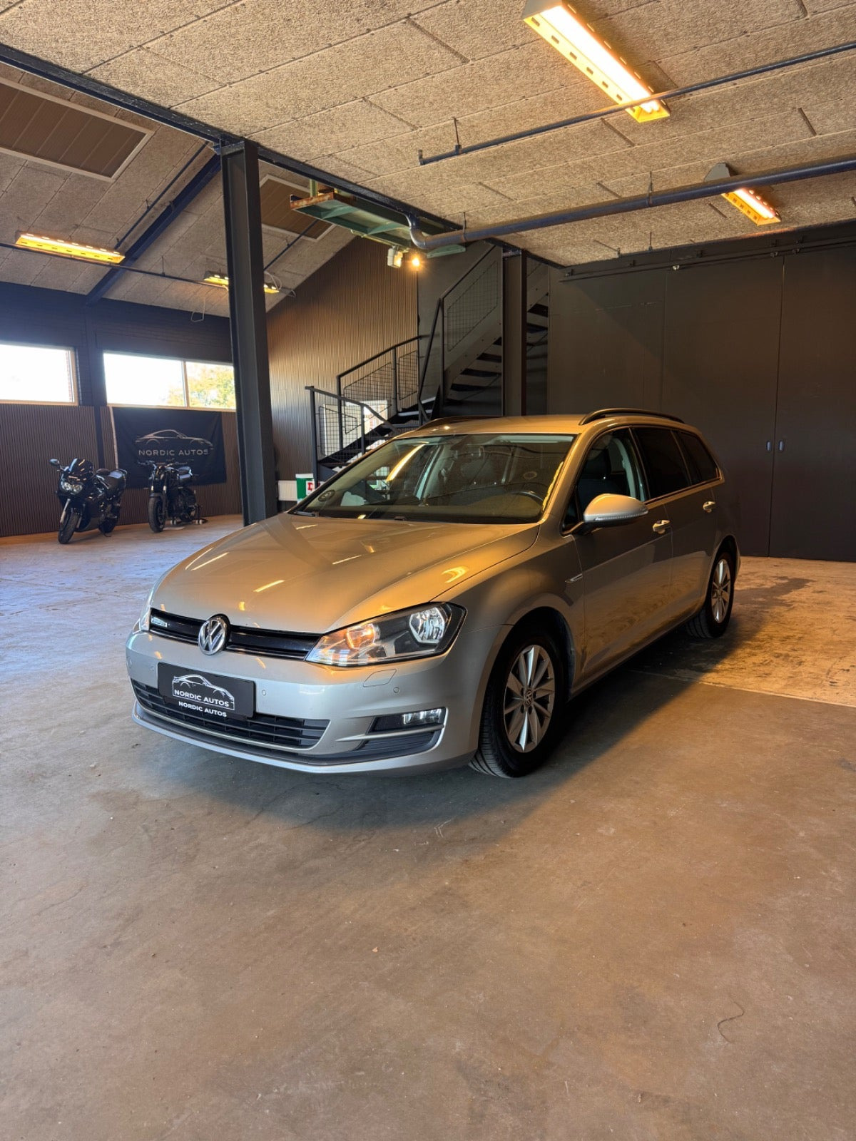 Grå VW Golf VII fra 2015