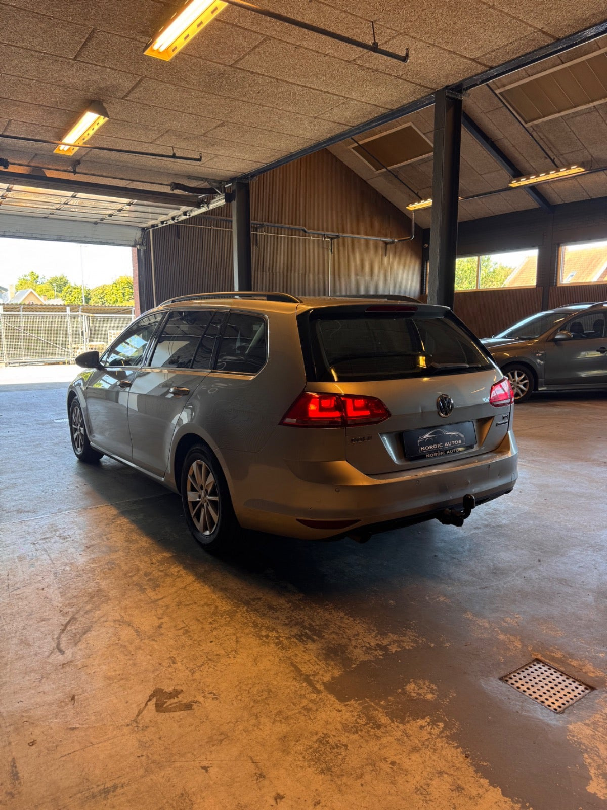 Grå VW Golf VII fra 2015