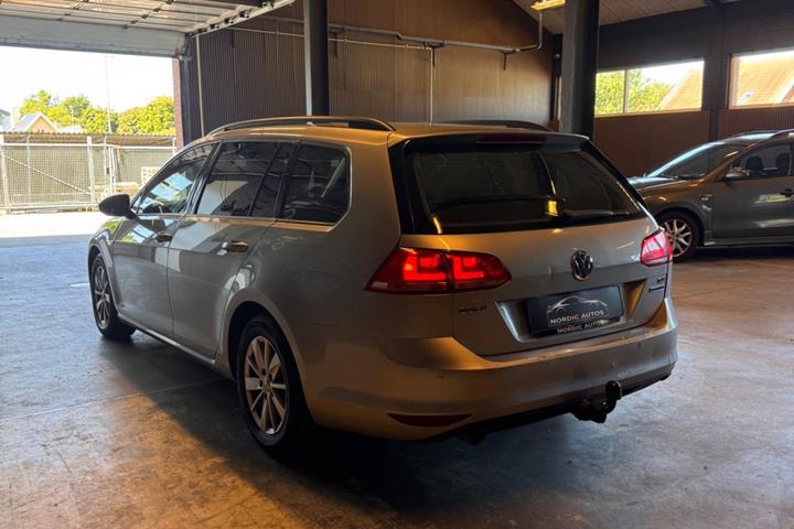 Grå VW Golf VII fra 2015