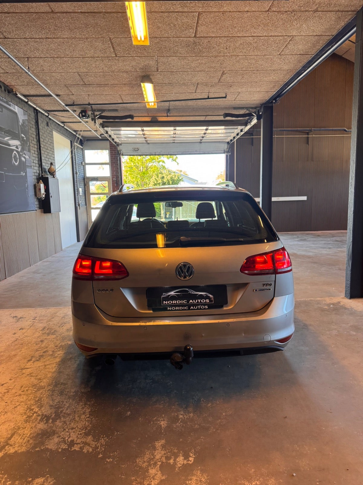 Grå VW Golf VII fra 2015