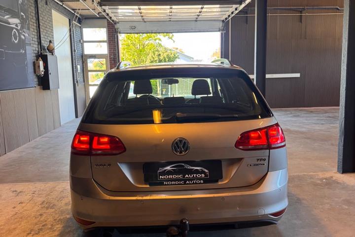 Grå VW Golf VII fra 2015