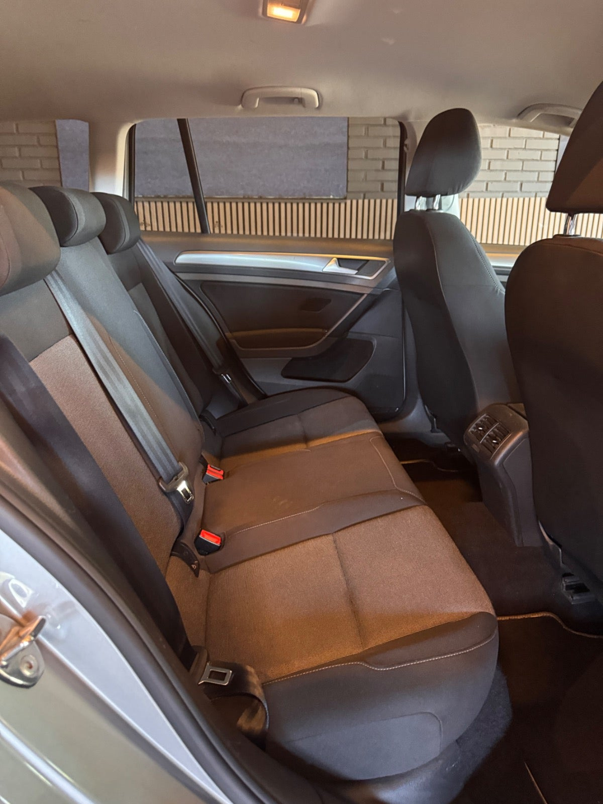 Grå VW Golf VII fra 2015