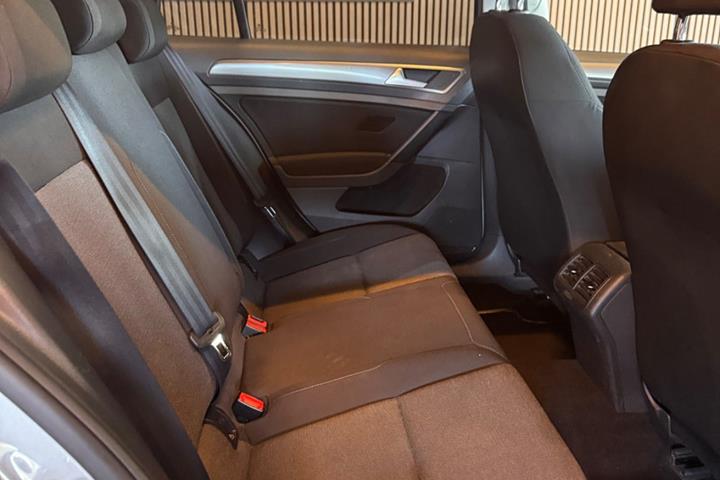 Grå VW Golf VII fra 2015