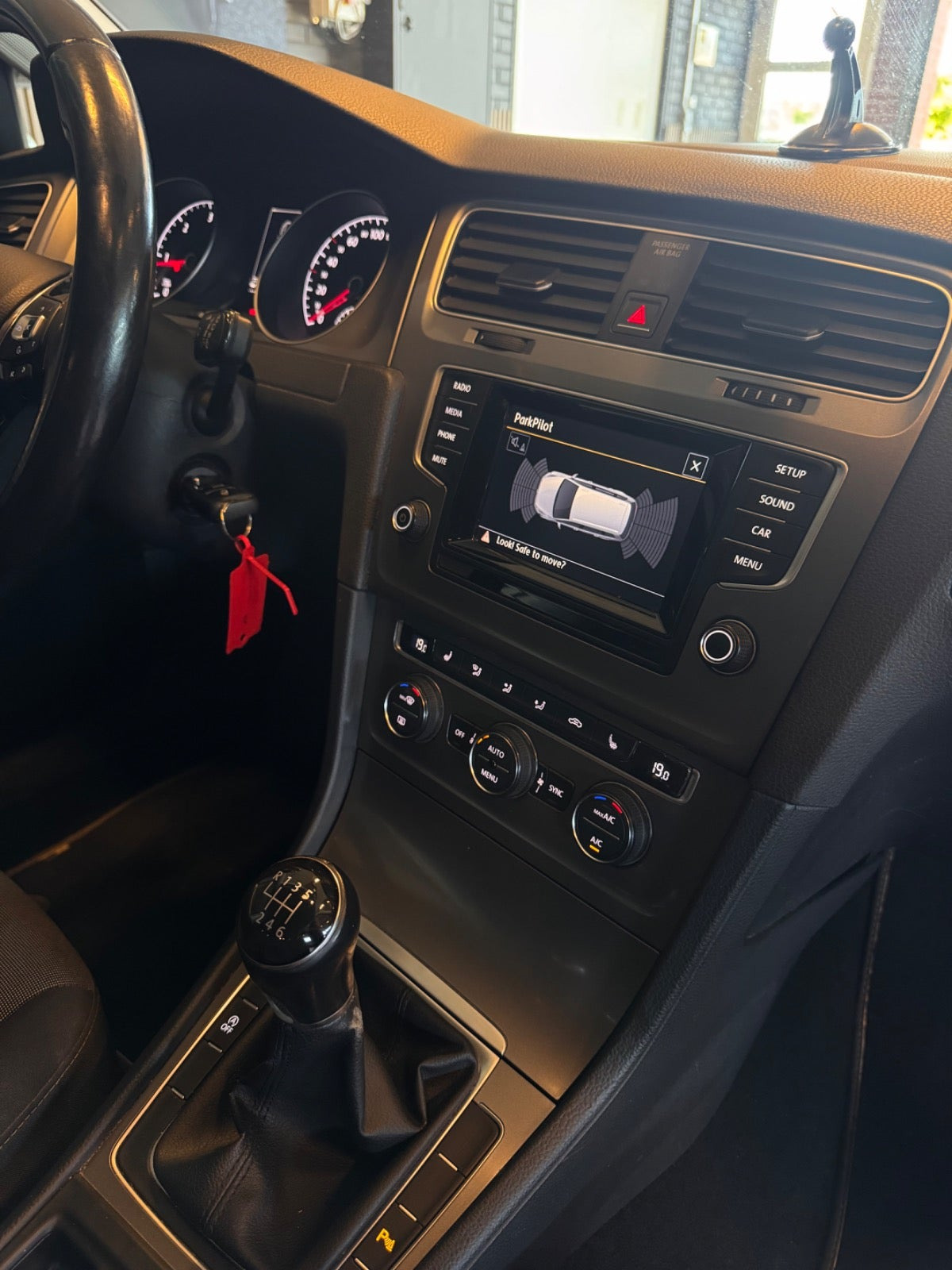 Grå VW Golf VII fra 2015
