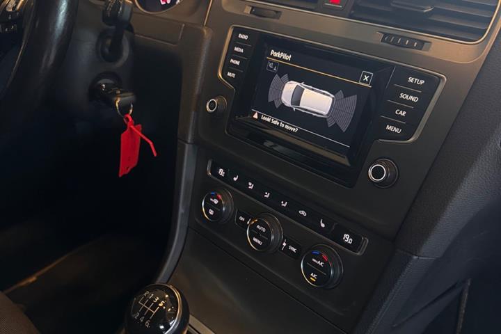 Grå VW Golf VII fra 2015