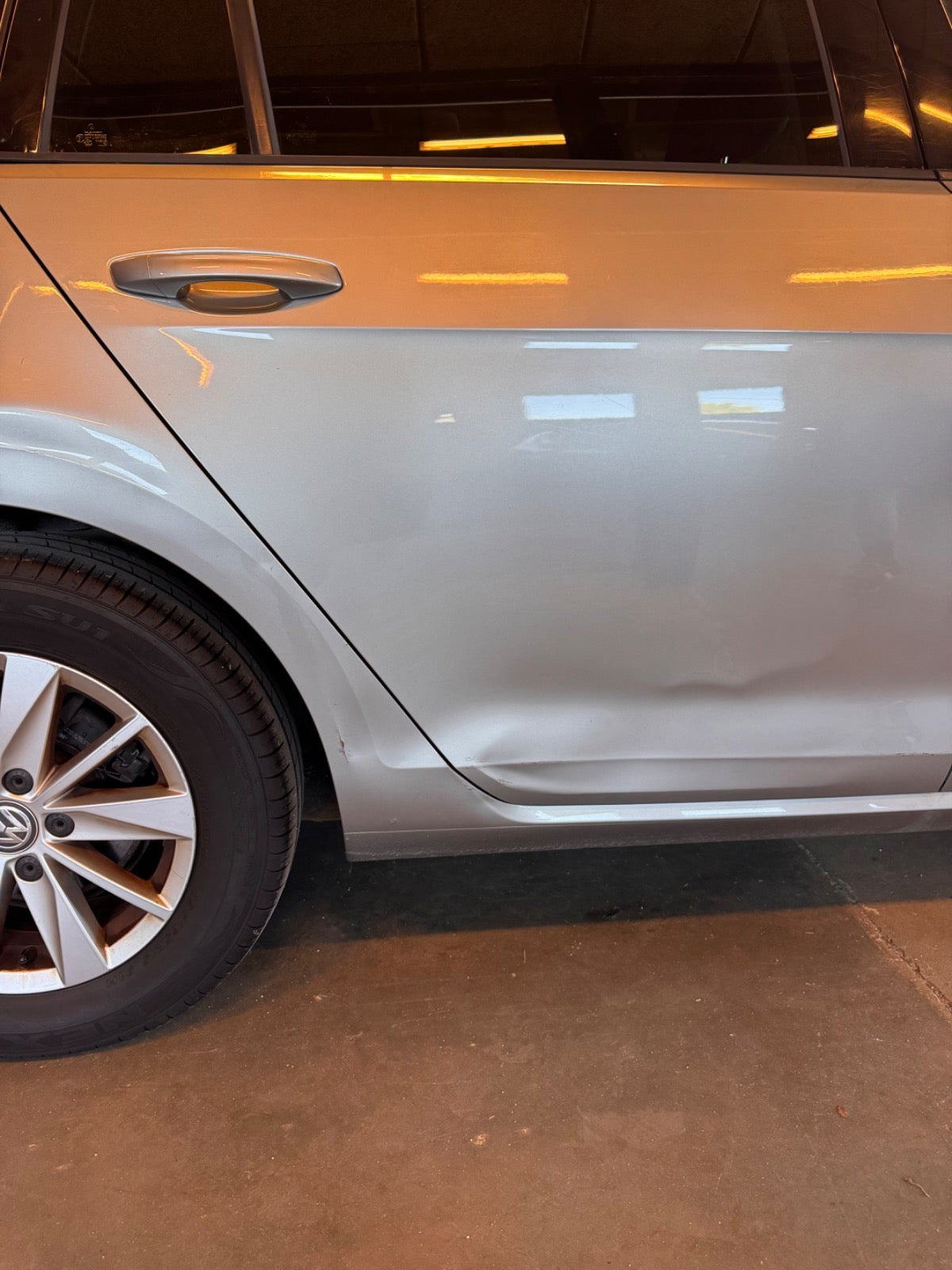 Grå VW Golf VII fra 2015
