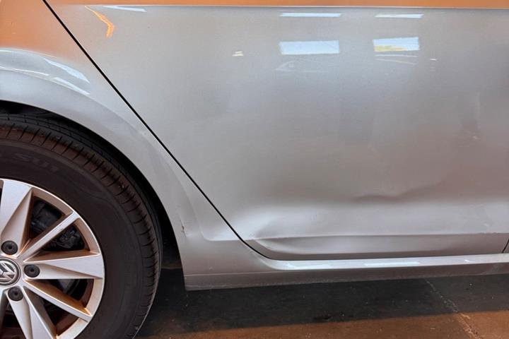 Grå VW Golf VII fra 2015