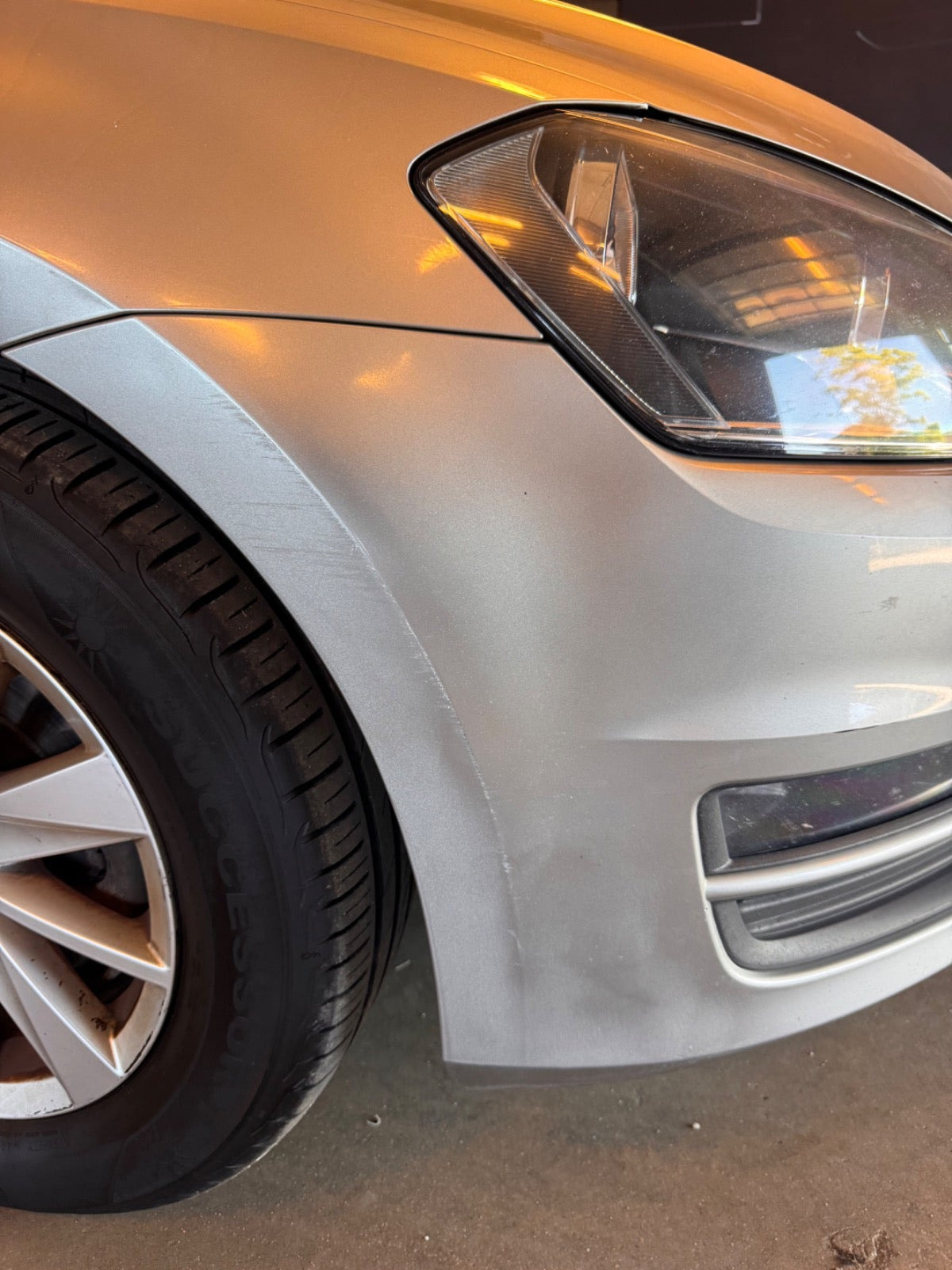 Grå VW Golf VII fra 2015