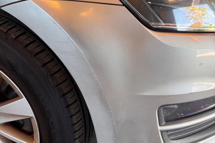 Grå VW Golf VII fra 2015
