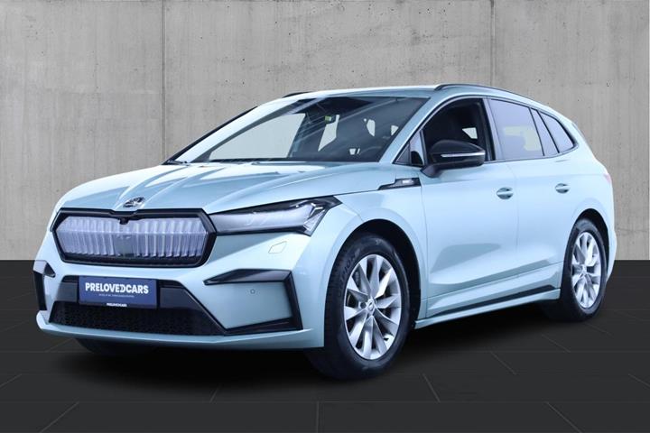 Grøn Skoda Enyaq fra 2023 set udefra