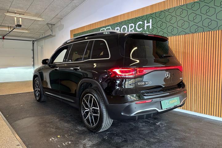 Sort Mercedes EQB300 fra 2022