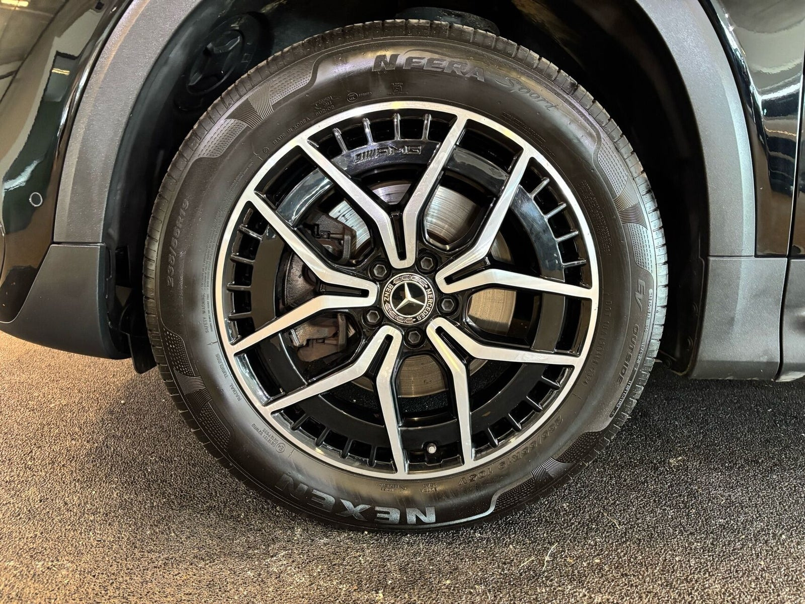 Sort Mercedes EQB300 fra 2022