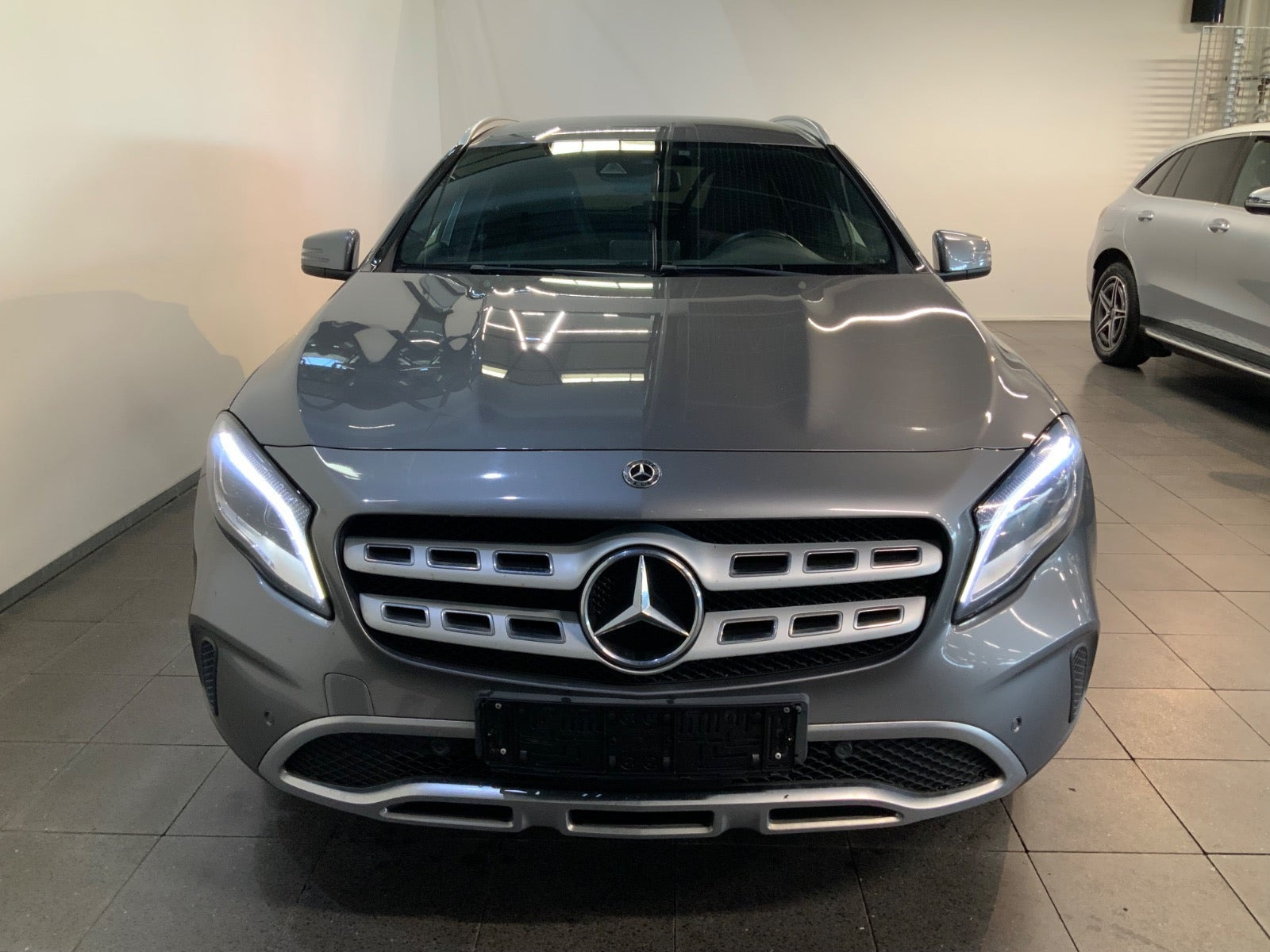 Grå Mercedes GLA200 d fra 2018
