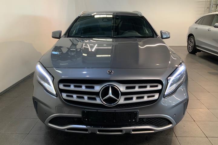 Grå Mercedes GLA200 d fra 2018