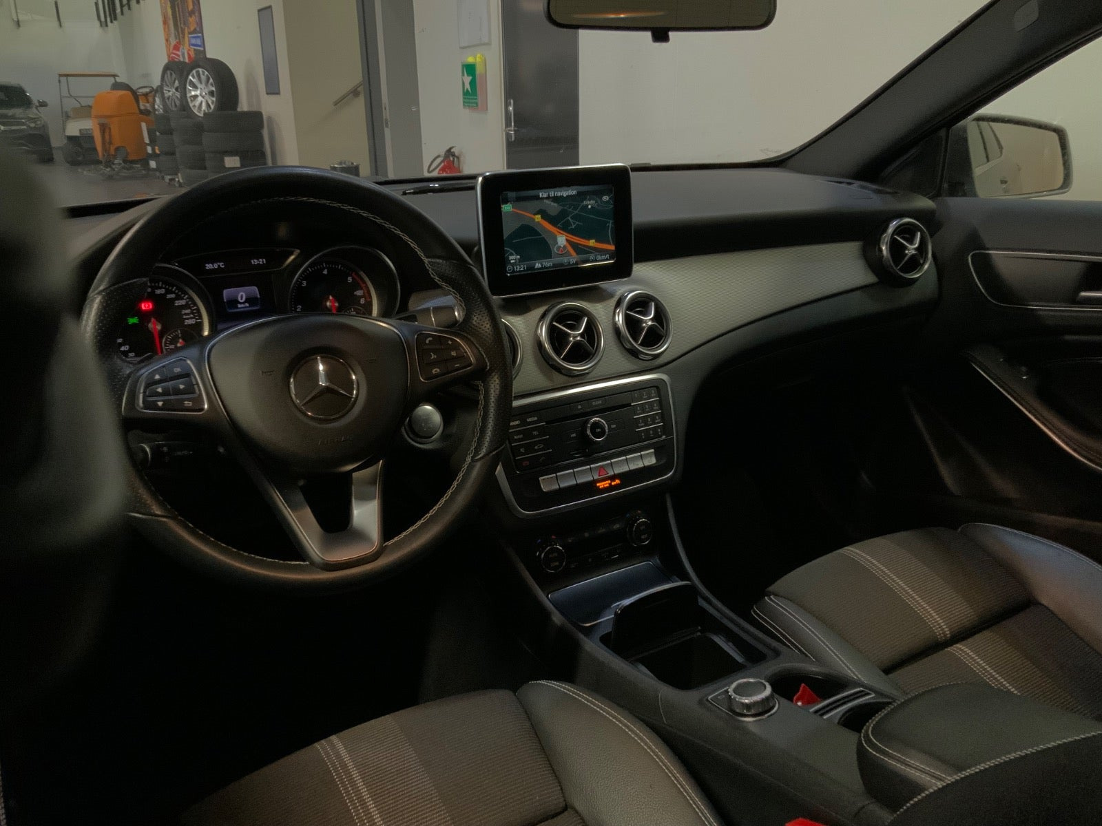 Grå Mercedes GLA200 d fra 2018
