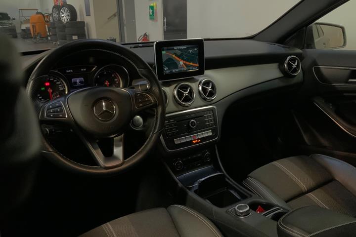 Grå Mercedes GLA200 d fra 2018